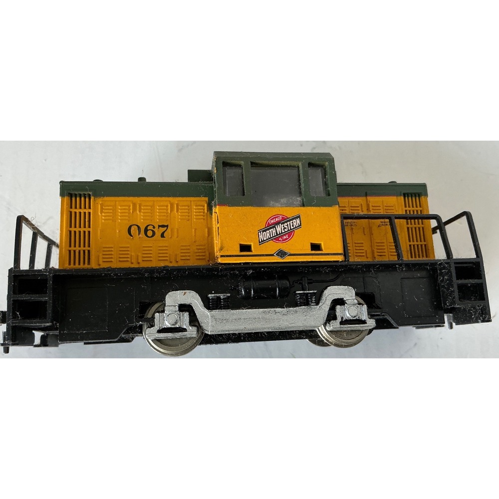 Chicago North Western Line Diesel Switcher Locomotive 067 Yellow Green Train